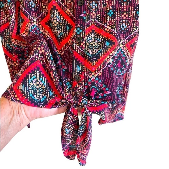 MAURICES, WOMENS AZTEC, MULTICOLOR DESIGN TOP. TIE FRONT WITH LONGER BACK.SIZE M - Picture 7 of 10
